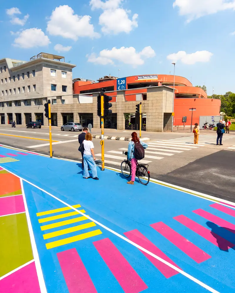 Attraversamento ciclopedonale colorato in azzurro, rosa e giallo