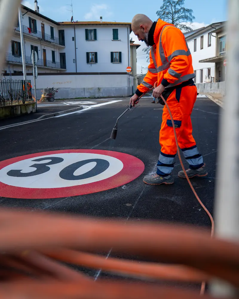 Posa di un segnale 30 km/h in termoplastico preformato con cannello