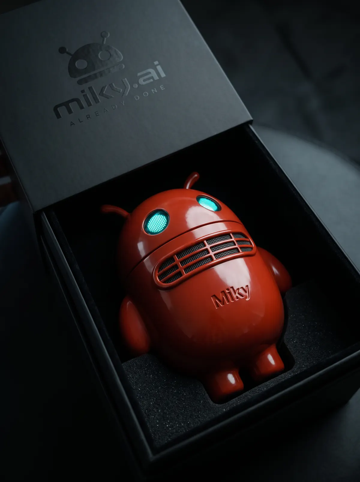 Unboxing: Miky nella scatola nera con il lockup miky.ai inciso sul coperchio